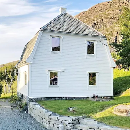 5 Person In Svelgen-by Traum Svelgen